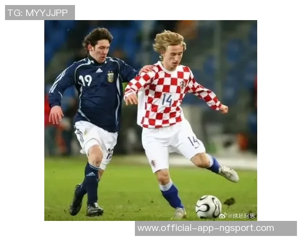 两位金球先生的传奇相遇2006年魔笛首秀梅西国家队首球回顾 两位金球先生的传奇相遇2006年魔笛首秀梅西国家队首球回顾